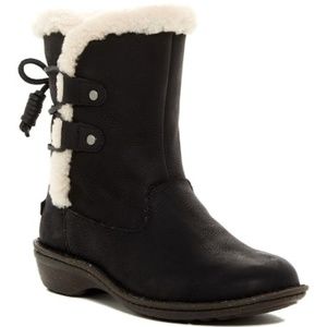 NEW, NEVER BEEN WORN UGG W AKADIA